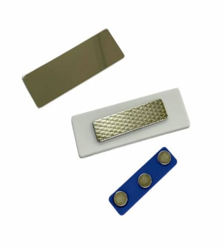 Badge en métal 7x2,5 cm, durable et personnalisable, idéal pour entreprises et événements.